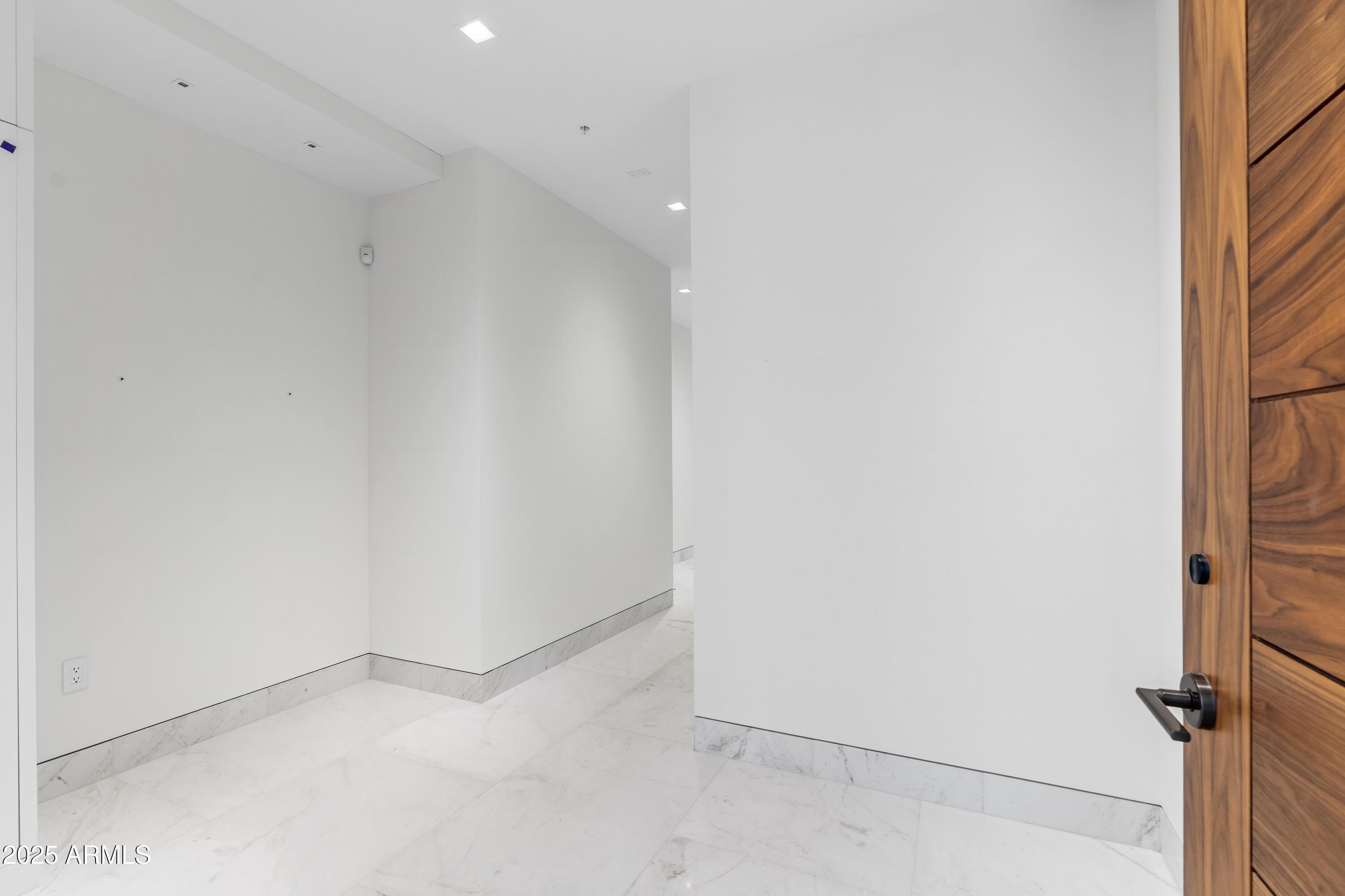 6587 North Palmeraie Boulevard, Unit 2041 Paradise Valley, AZ 85253 - Photo 18 of 74 018_Foyer