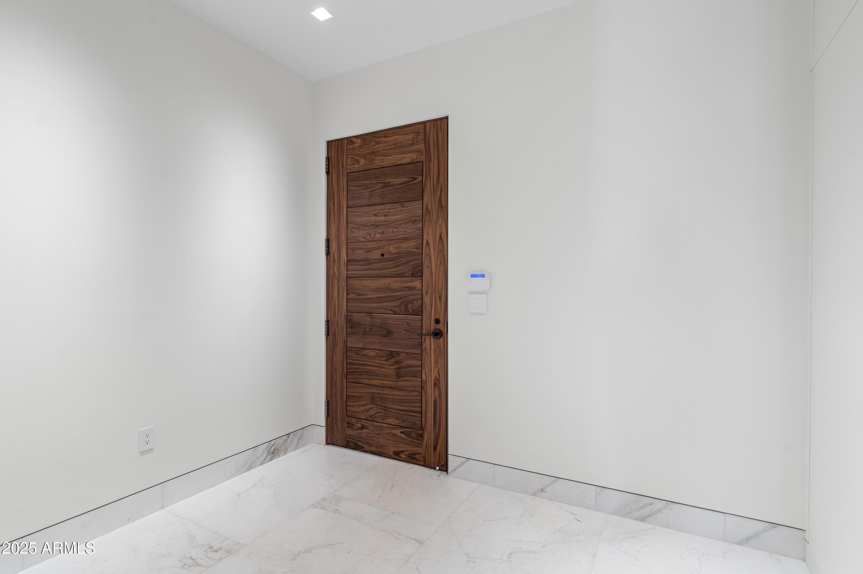 6587 North Palmeraie Boulevard, Unit 2041 Paradise Valley, AZ 85253 - Photo 19 of 74 019_Foyer