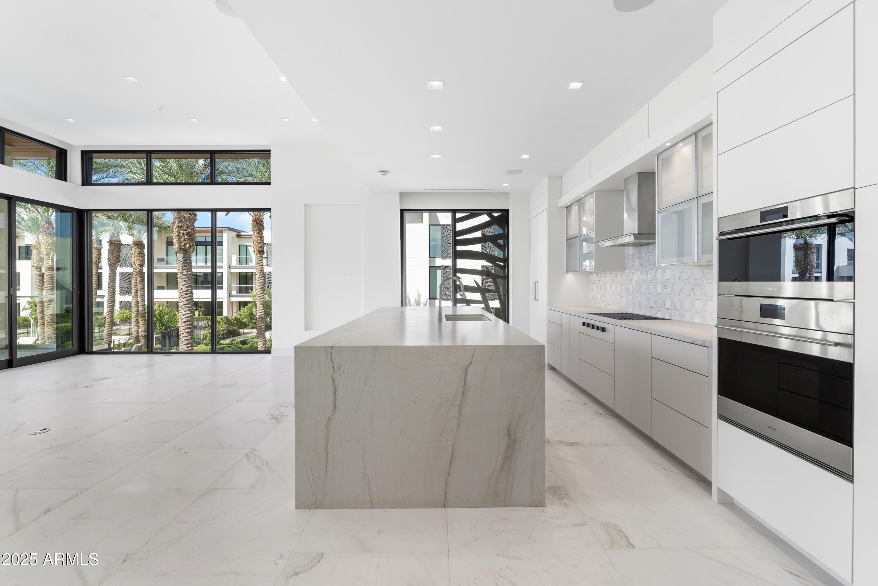 6587 North Palmeraie Boulevard, Unit 2041 Paradise Valley, AZ 85253 - Photo 21 of 74 021_Kitchen