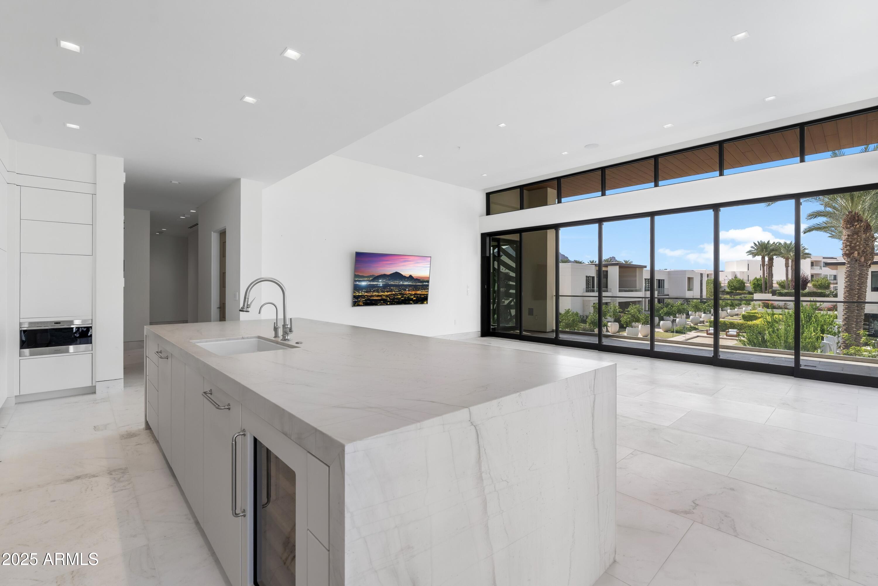 6587 North Palmeraie Boulevard, Unit 2041 Paradise Valley, AZ 85253 - Photo 24 of 74 024_Kitchen