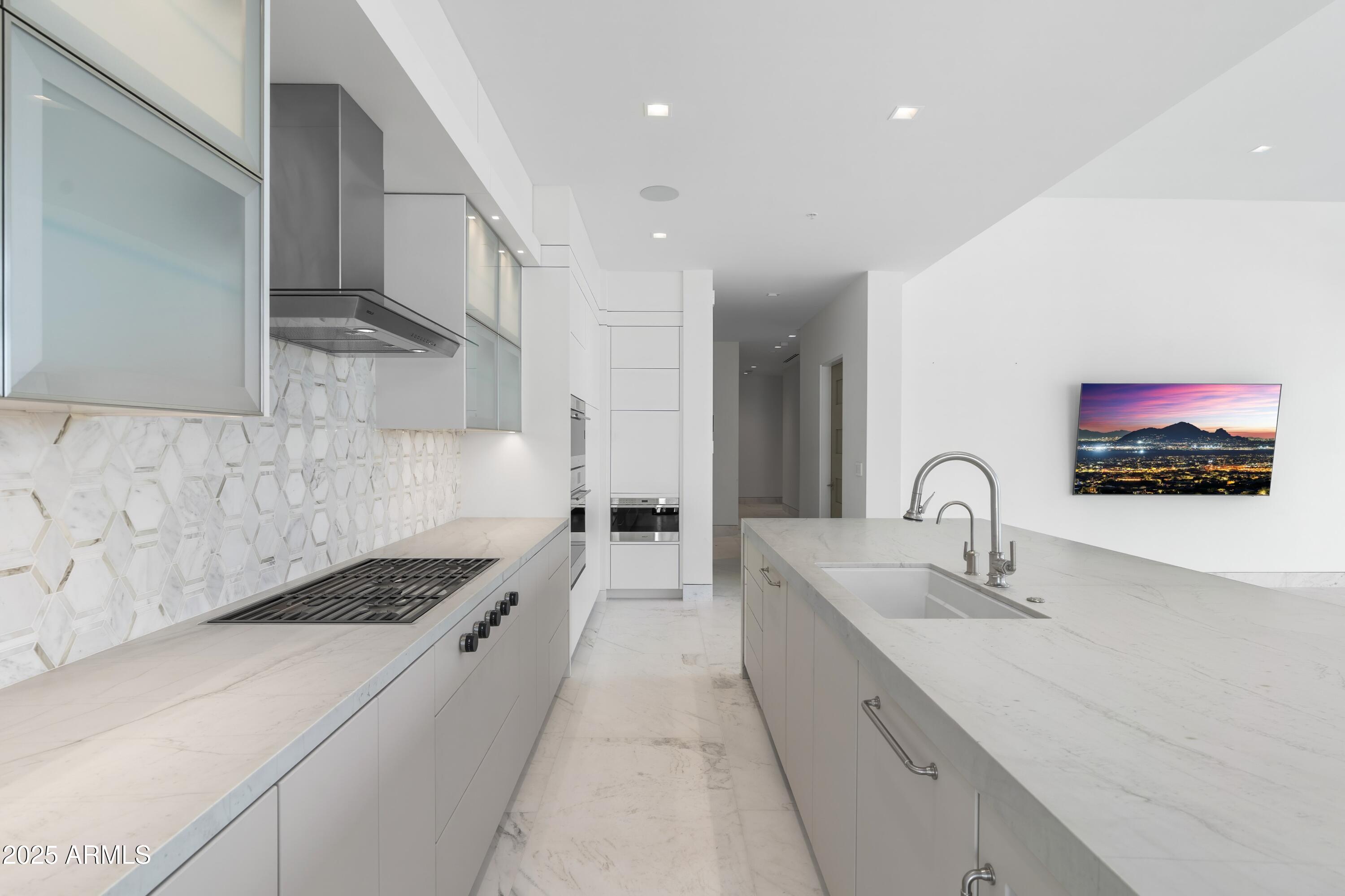 6587 North Palmeraie Boulevard, Unit 2041 Paradise Valley, AZ 85253 - Photo 25 of 74 025_Kitchen