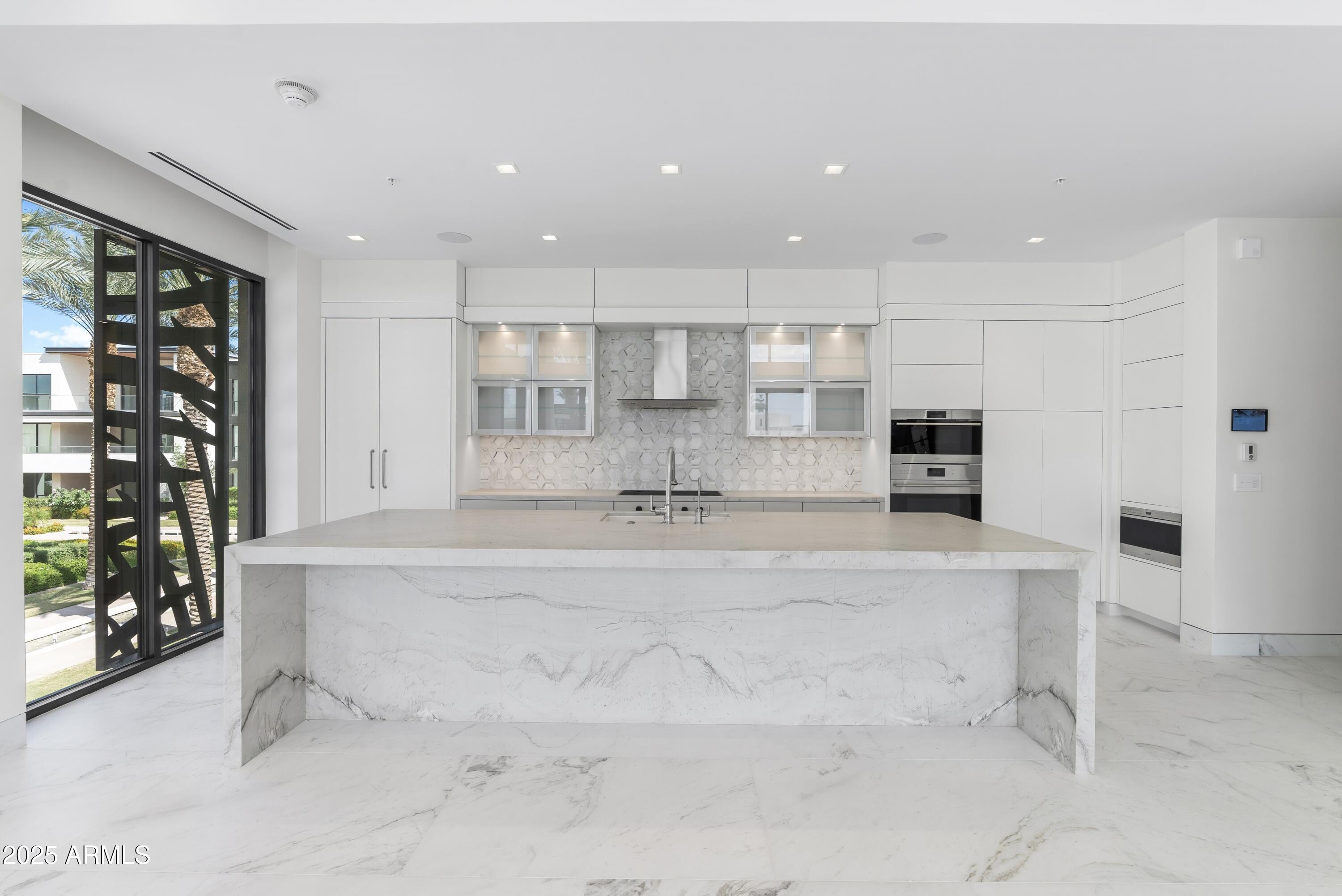 6587 North Palmeraie Boulevard, Unit 2041 Paradise Valley, AZ 85253 - Photo 26 of 74 026_Kitchen