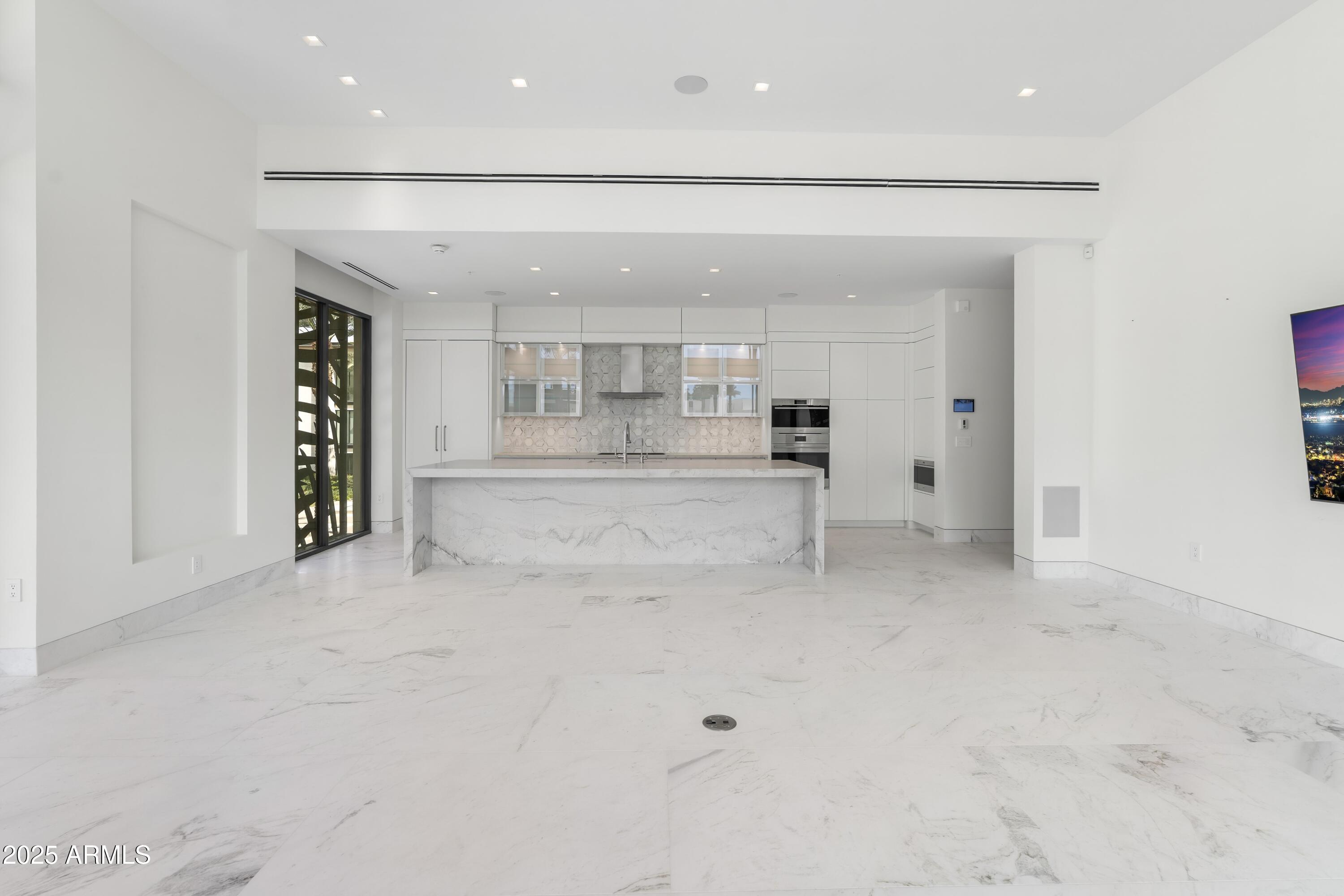 6587 North Palmeraie Boulevard, Unit 2041 Paradise Valley, AZ 85253 - Photo 32 of 74 032_Great Room