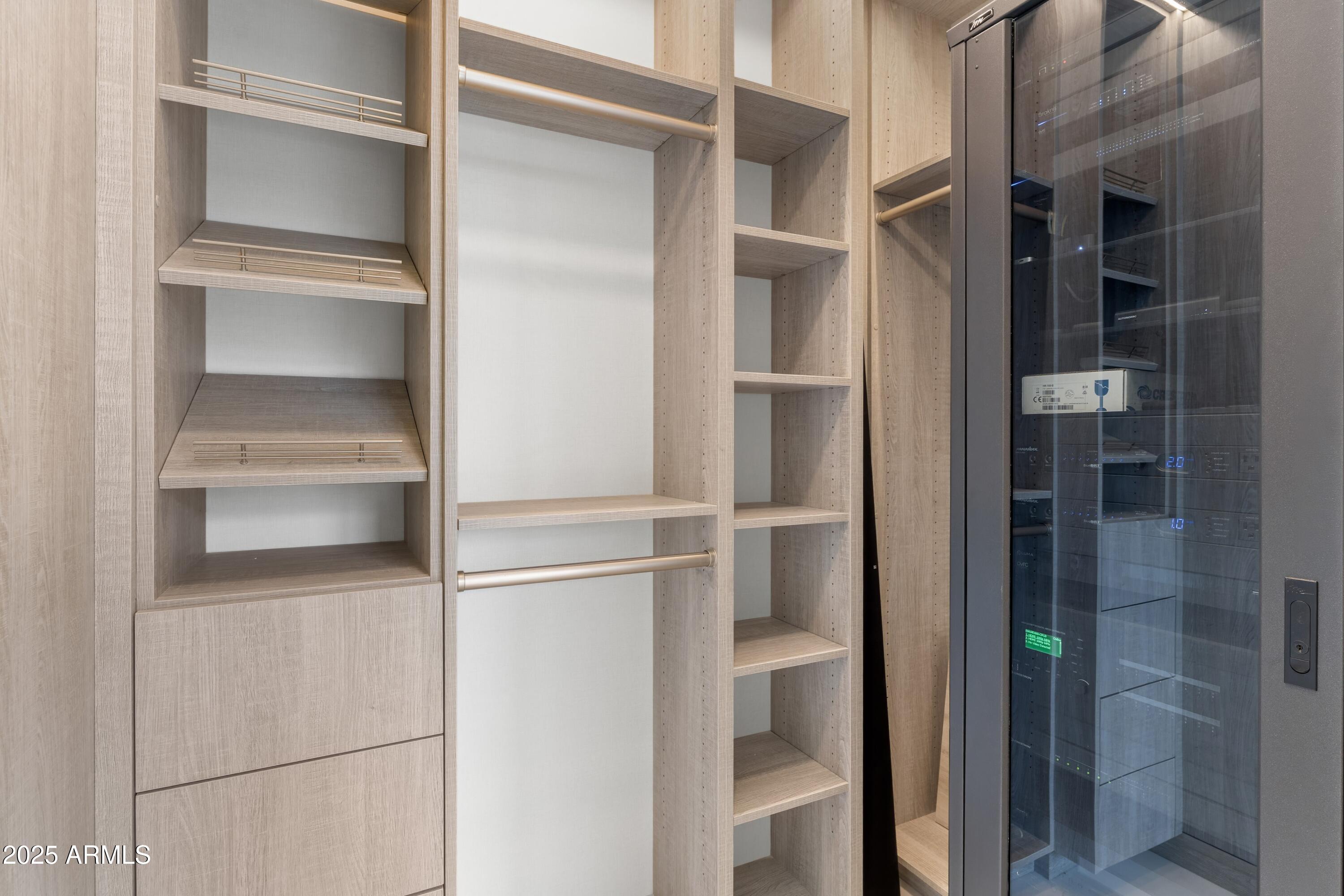 6587 North Palmeraie Boulevard, Unit 2041 Paradise Valley, AZ 85253 - Photo 48 of 74 048_Closet