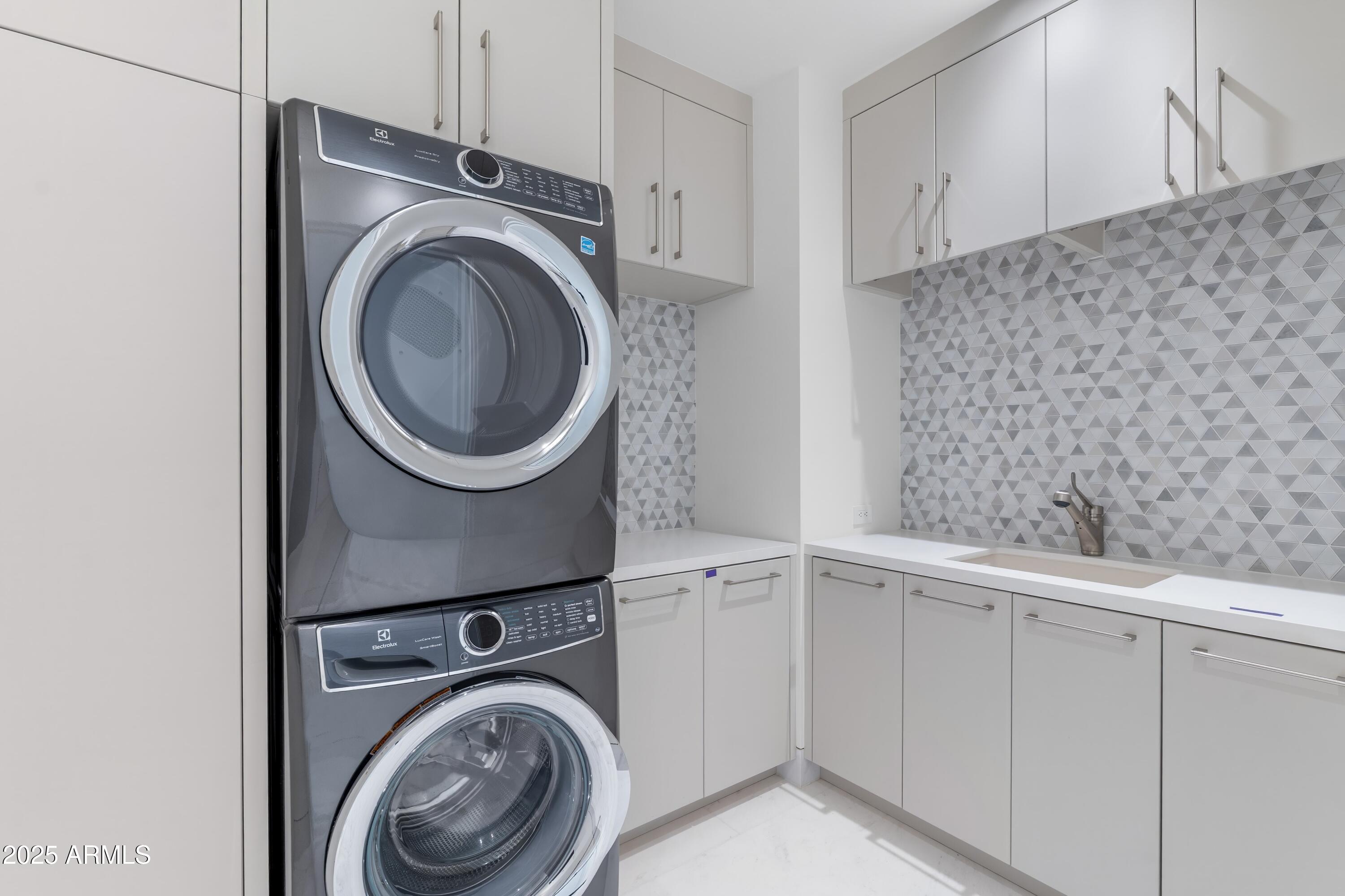 6587 North Palmeraie Boulevard, Unit 2041 Paradise Valley, AZ 85253 - Photo 52 of 74 052_Laundry