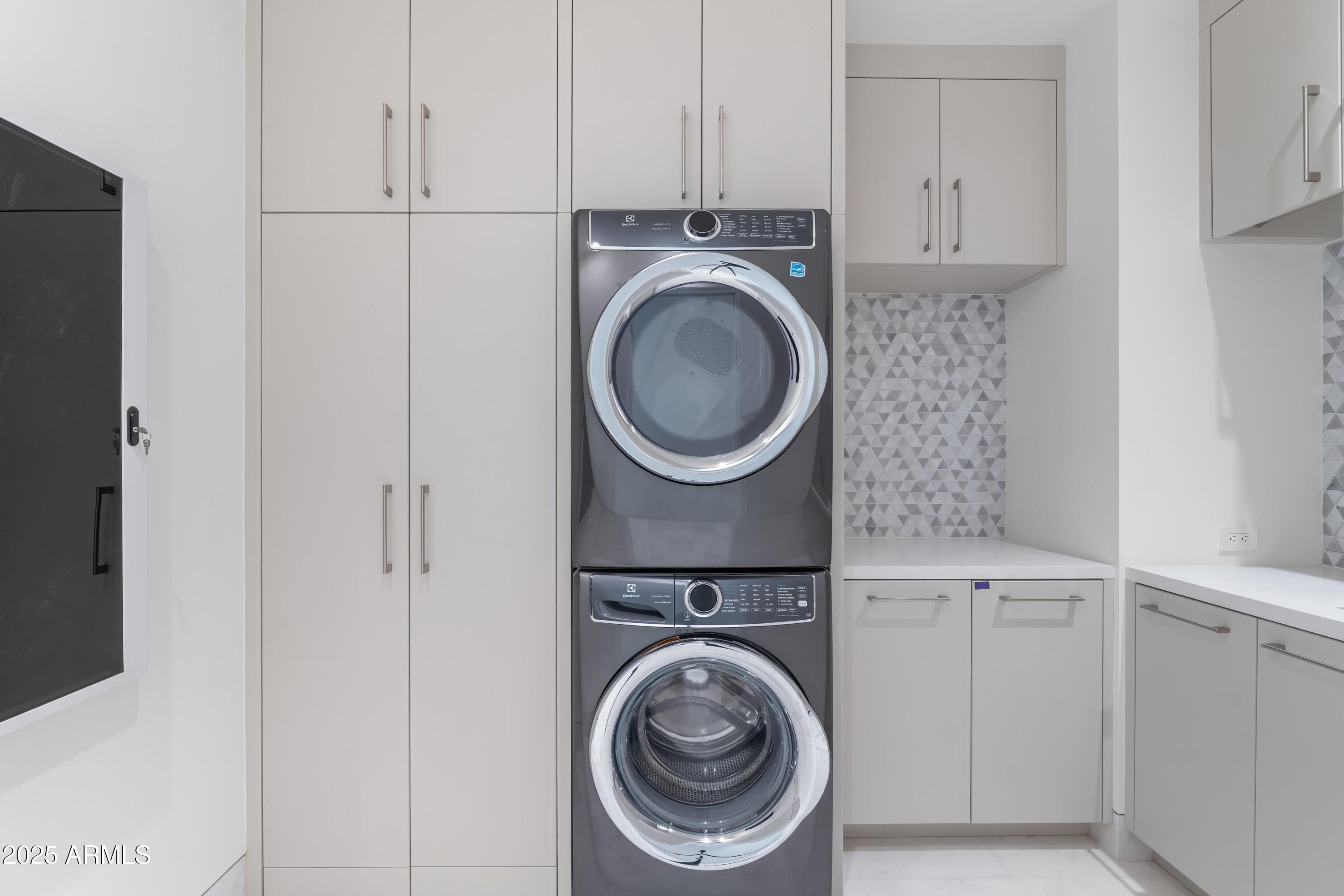 6587 North Palmeraie Boulevard, Unit 2041 Paradise Valley, AZ 85253 - Photo 53 of 74 053_Laundry