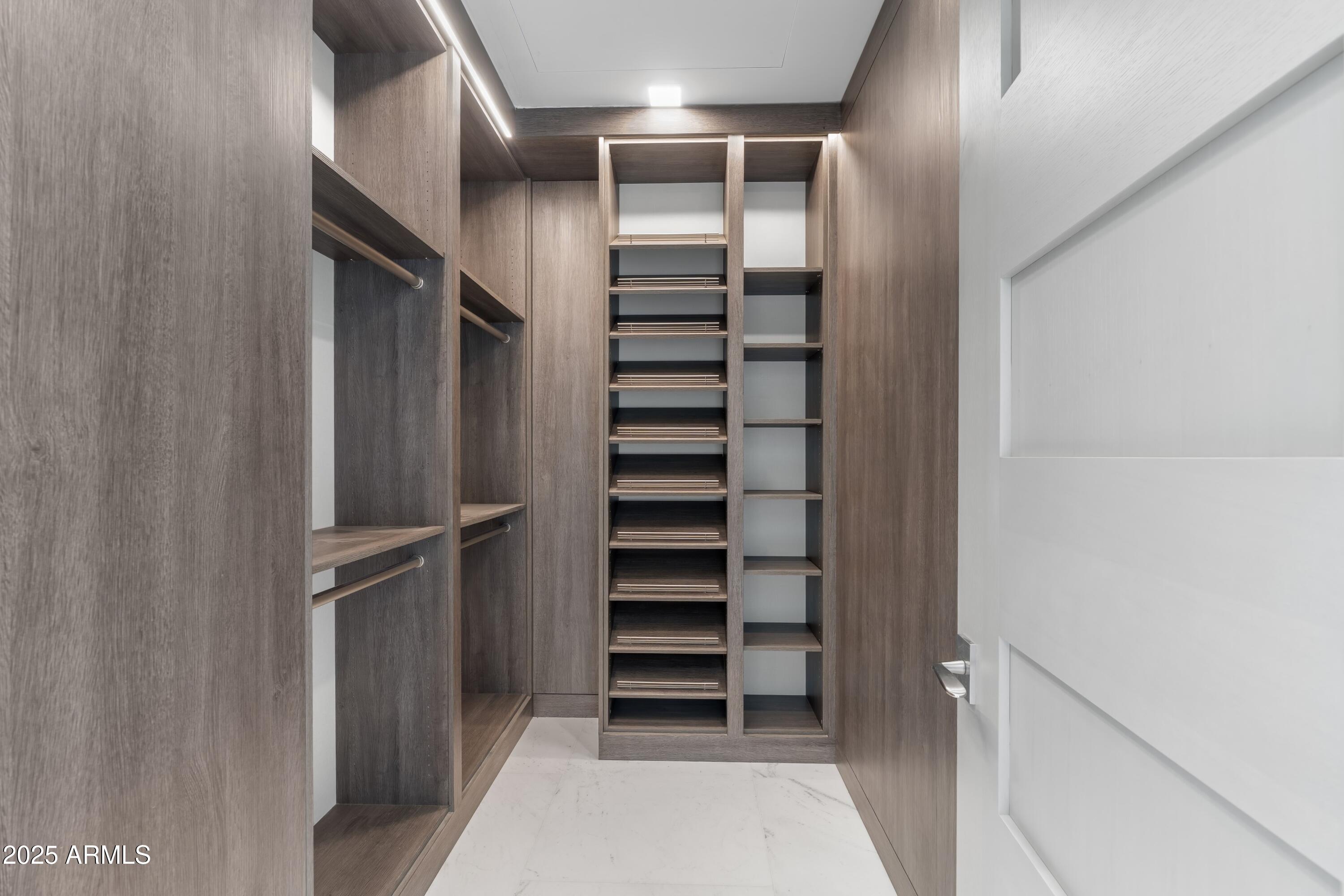 6587 North Palmeraie Boulevard, Unit 2041 Paradise Valley, AZ 85253 - Photo 58 of 74 058_Primary Walk In Closet