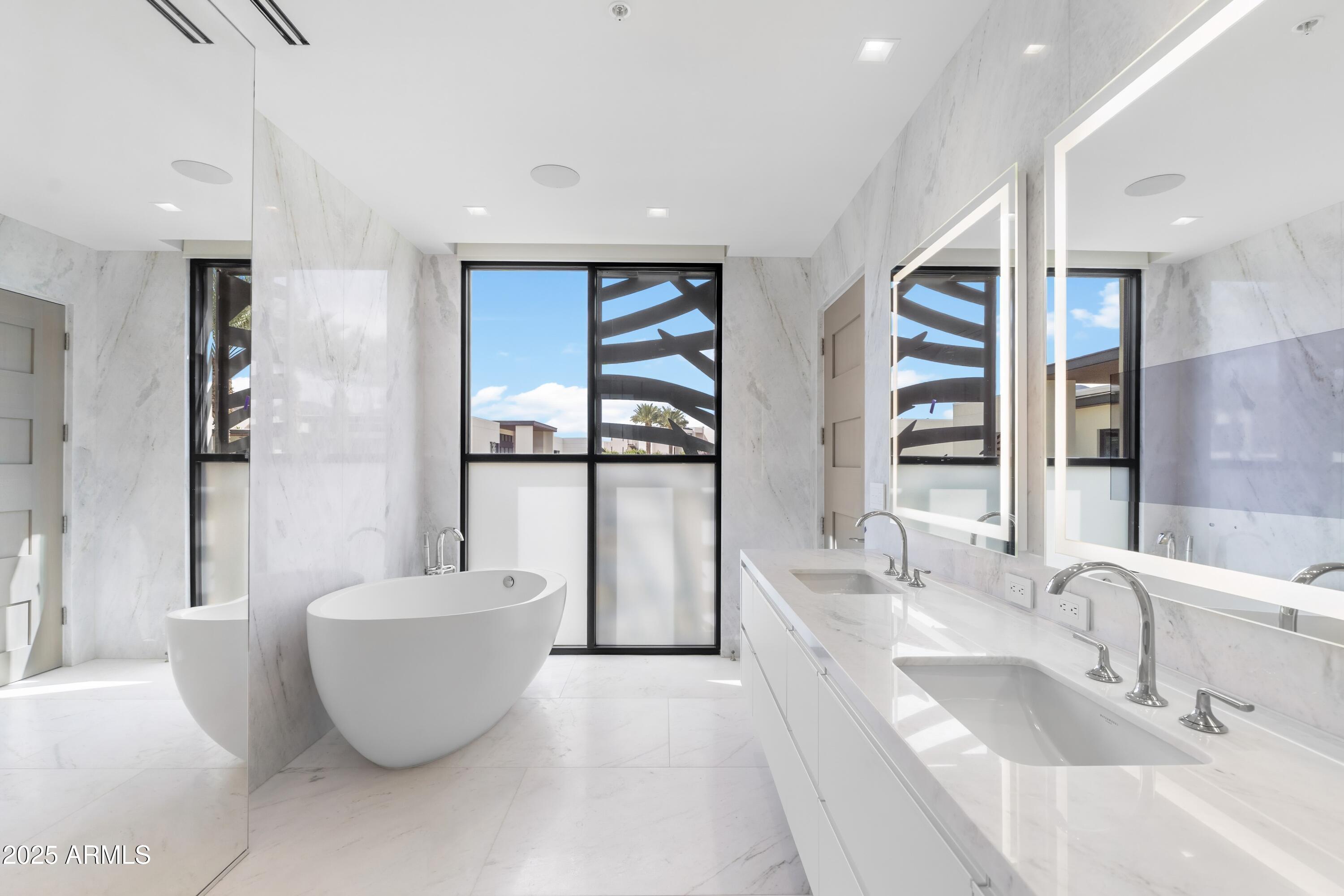 6587 North Palmeraie Boulevard, Unit 2041 Paradise Valley, AZ 85253 - Photo 60 of 74 060_Primary Bathroom