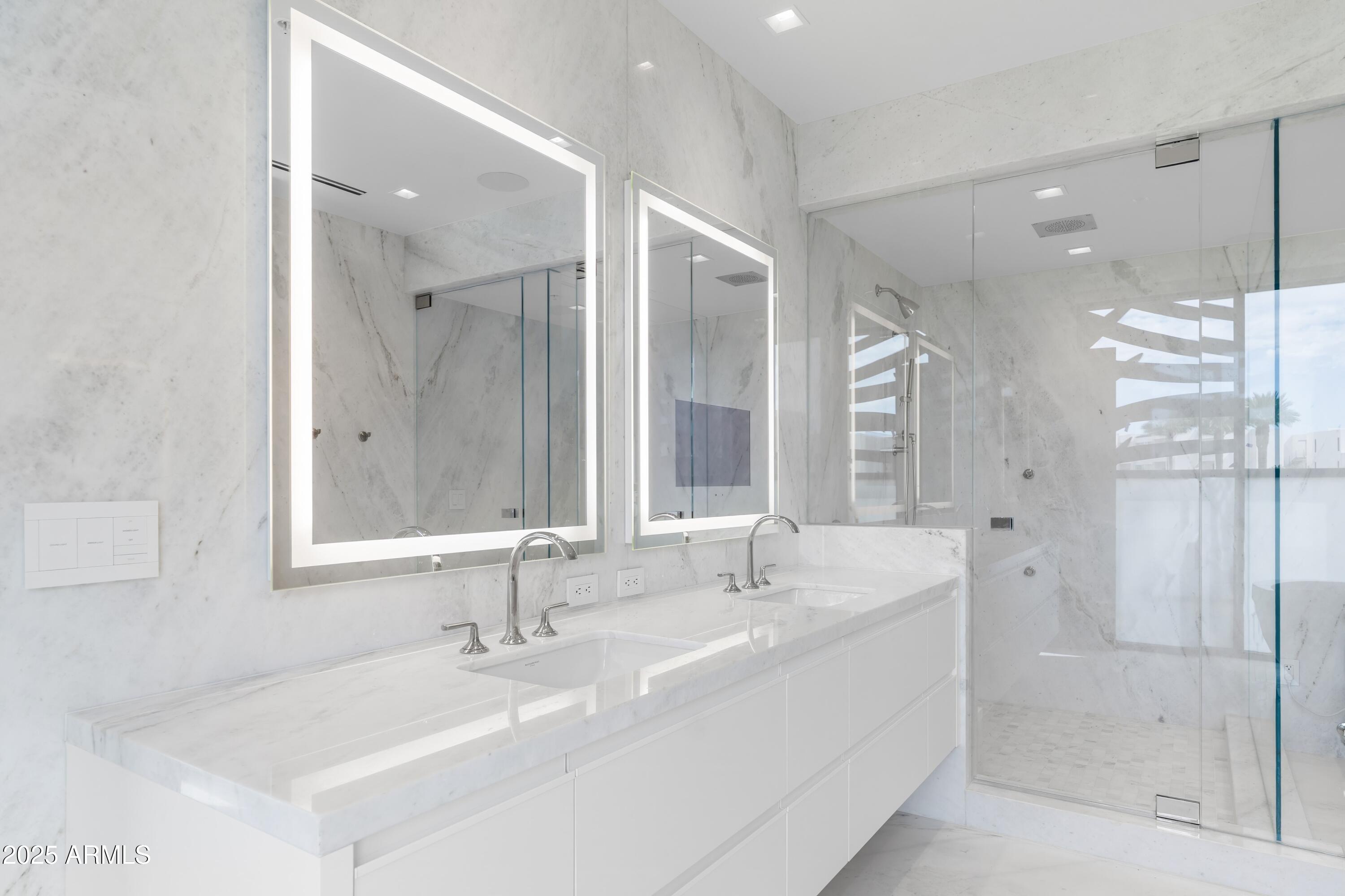 6587 North Palmeraie Boulevard, Unit 2041 Paradise Valley, AZ 85253 - Photo 61 of 74 061_Primary Bathroom