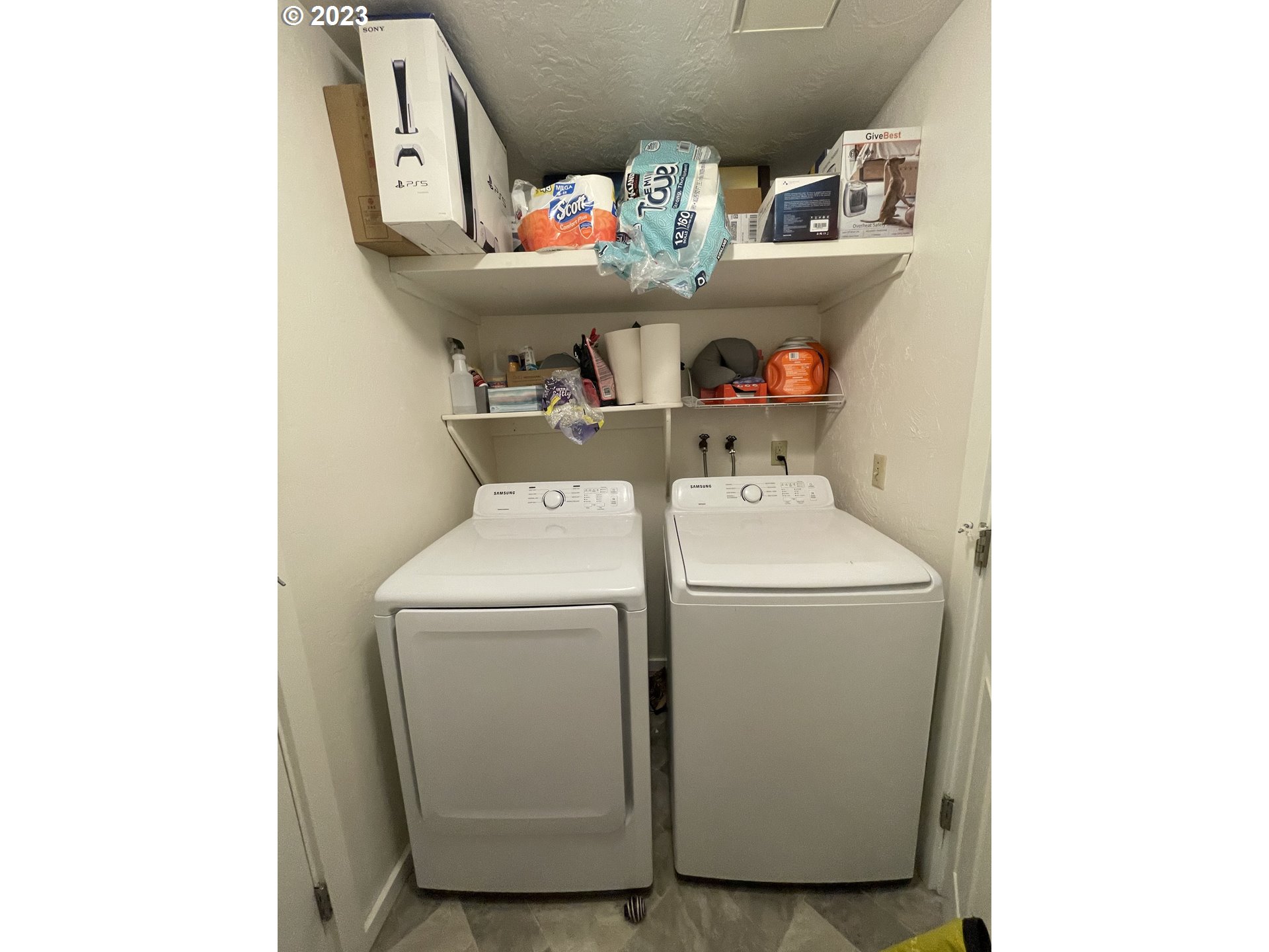 496 S Street Springfield, OR 97477 - Photo 5 of 11 a utility room with dryer and washer