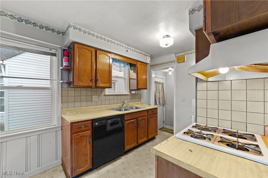 4057 Wilmington Road Cleveland, OH 44121 - Photo 10 of 34