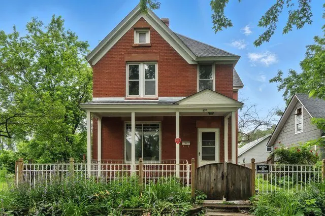 $249,900 | 697 Tuscarora Avenue West, St. Paul, MN 55102
