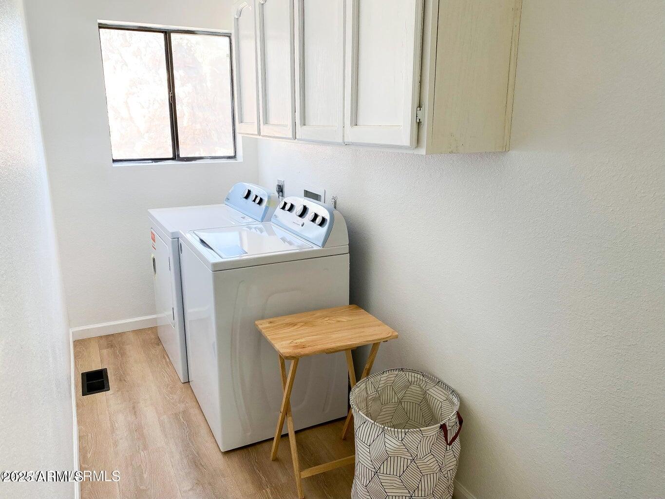 900 Rabbit Run Clarkdale, AZ 86324 - Photo 20 of 41 a bathroom with a sink a chair and a window