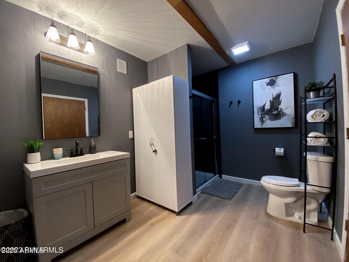 900 Rabbit Run Clarkdale, AZ 86324 - Photo 31 of 41 a bathroom with a toilet sink and mirror