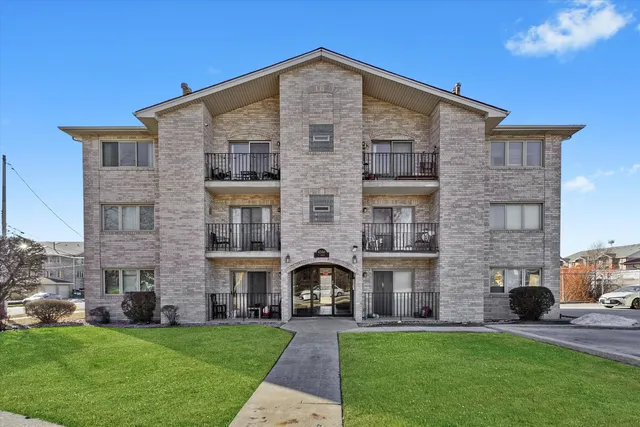 $225,000 | 4500 Rumsey Avenue, Unit 2N, Oak Lawn, IL 60453