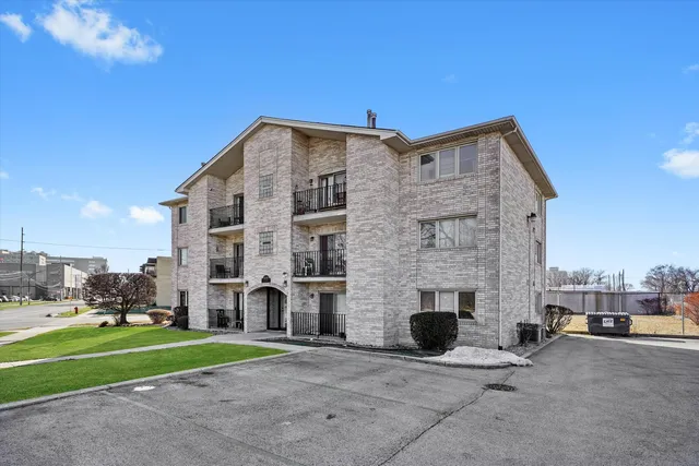 $225,000 | 4500 Rumsey Avenue, Unit 2N, Oak Lawn, IL 60453