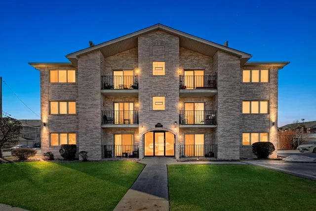 $225,000 | 4500 Rumsey Avenue, Unit 2N, Oak Lawn, IL 60453