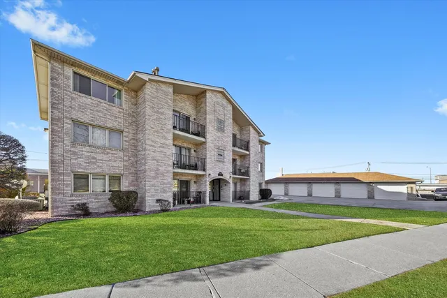 $225,000 | 4500 Rumsey Avenue, Unit 2N, Oak Lawn, IL 60453