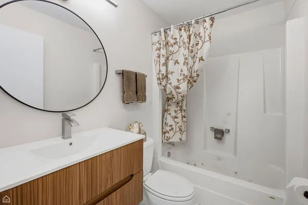 $247,000 | 329 Everett Avenue, Unit 2B, Crystal Lake, IL 60014