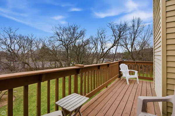 $247,000 | 329 Everett Avenue, Unit 2B, Crystal Lake, IL 60014