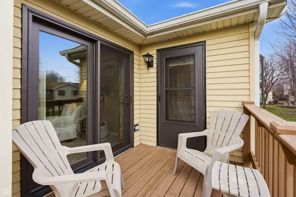 $247,000 | 329 Everett Avenue, Unit 2B, Crystal Lake, IL 60014