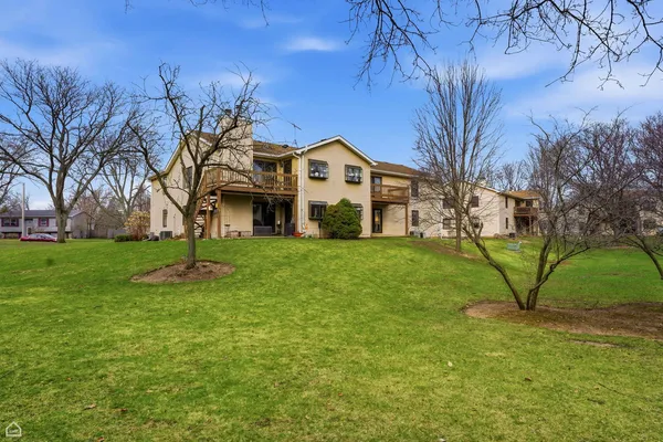 $247,000 | 329 Everett Avenue, Unit 2B, Crystal Lake, IL 60014