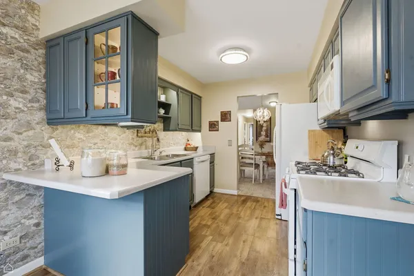 $247,000 | 329 Everett Avenue, Unit 2B, Crystal Lake, IL 60014