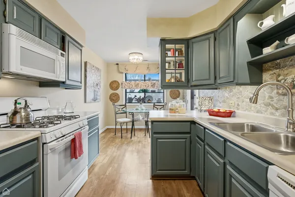 $247,000 | 329 Everett Avenue, Unit 2B, Crystal Lake, IL 60014