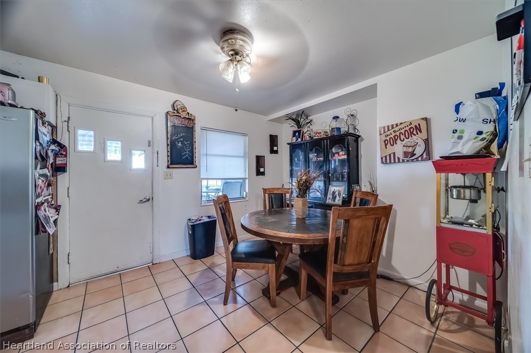 2364 County Line Road Bowling Green, FL 33834 - Photo 13 of 24 a view of a dining room with furniture