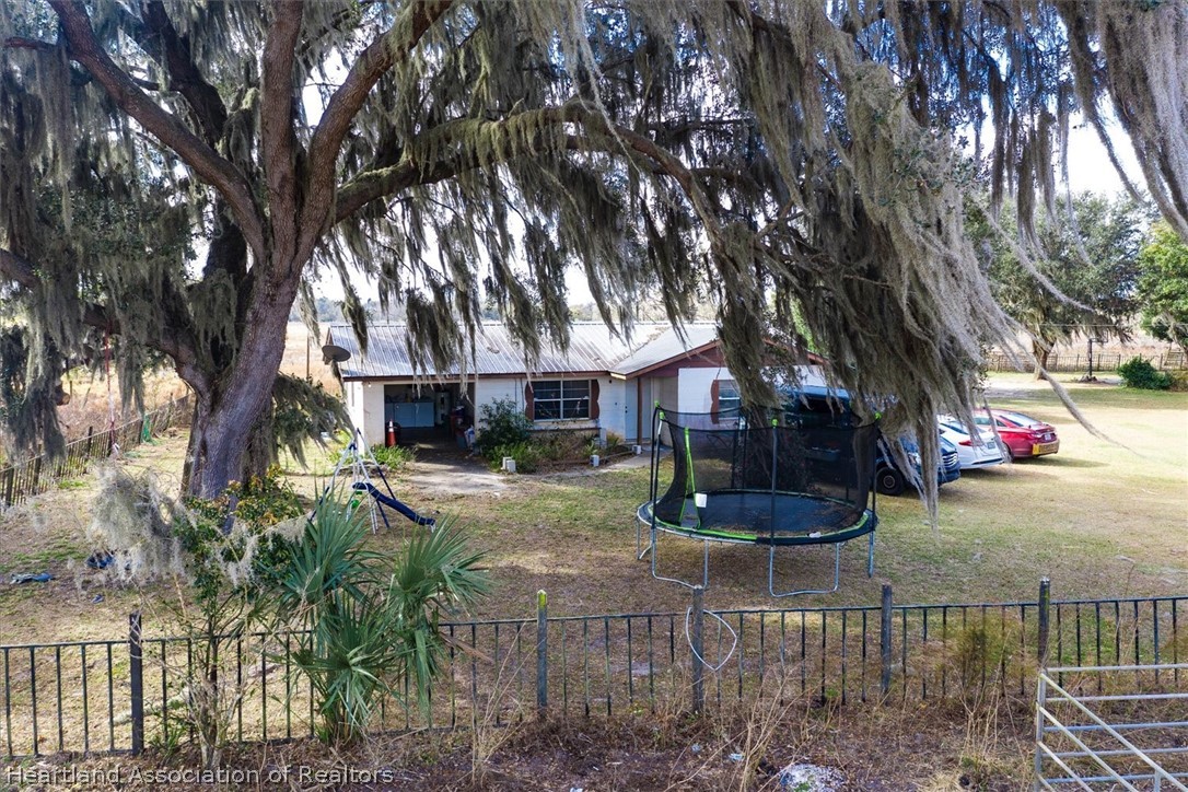 2364 County Line Road Bowling Green, FL 33834 - Photo 3 of 24 a view of a fountain in front of house