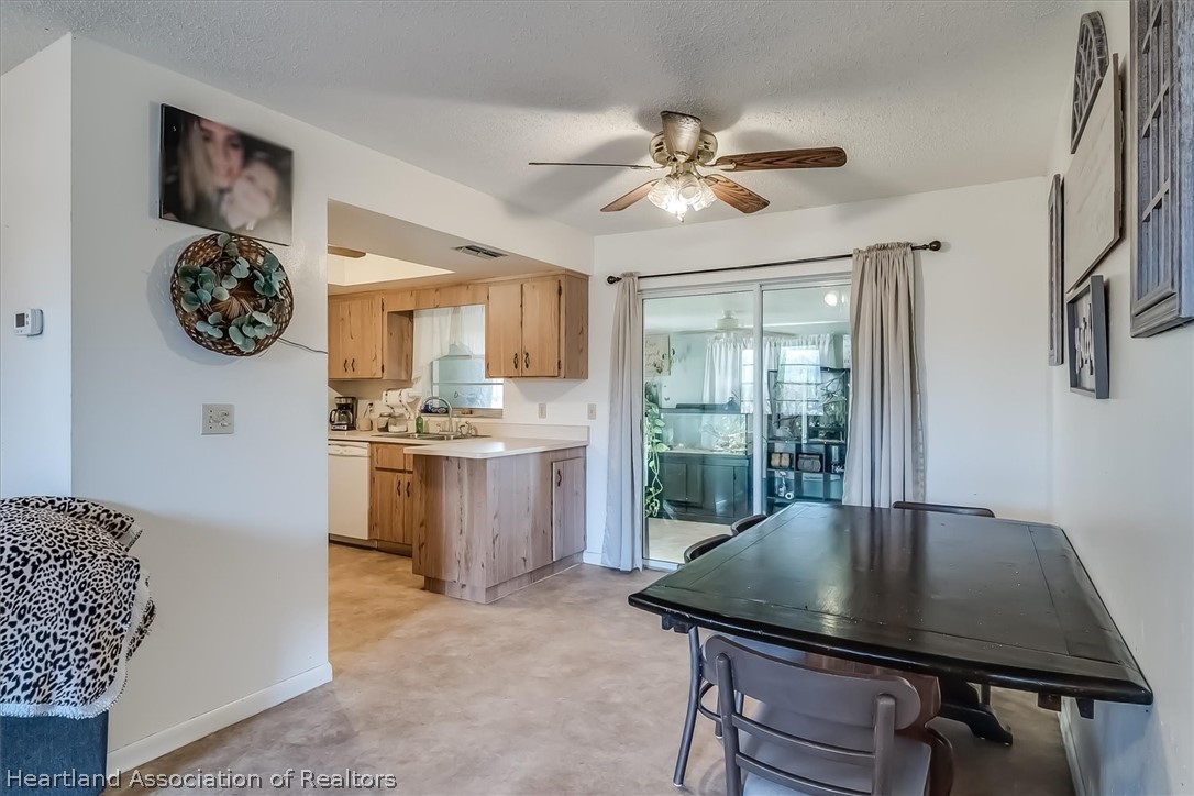 2364 County Line Road Bowling Green, FL 33834 - Photo 6 of 24 a workspace with furniture and window