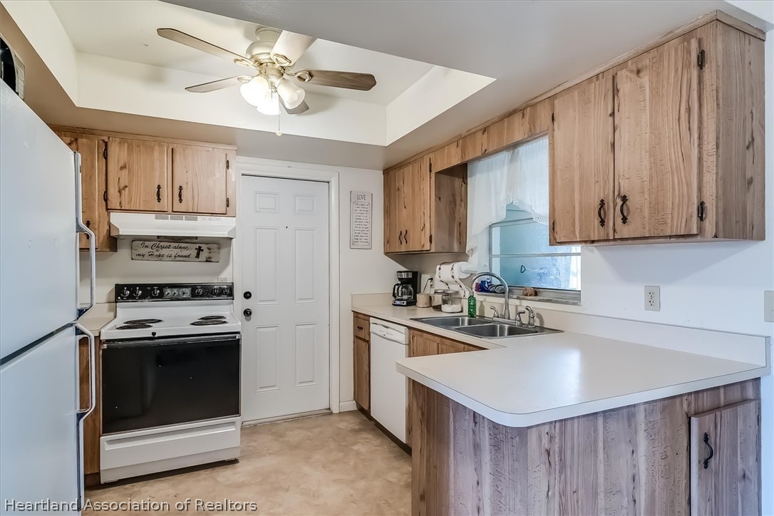 2364 County Line Road Bowling Green, FL 33834 - Photo 7 of 24 a kitchen with a stove sink and cabinets