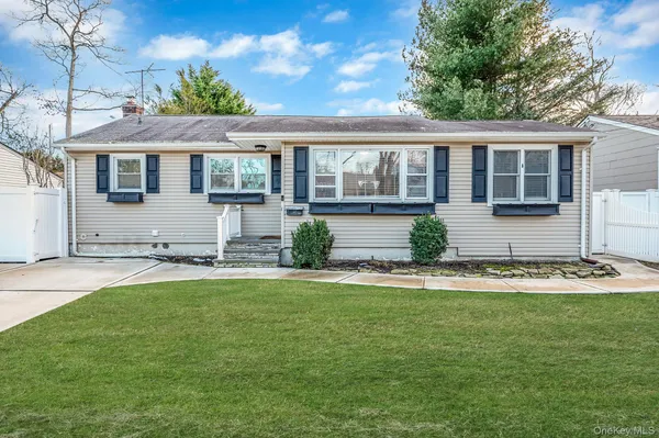 $685,000 | 792 Frankford Road, West Babylon, NY 11704