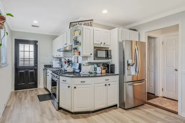 $625,000 | 792 Frankford Road, West Babylon, NY 11704