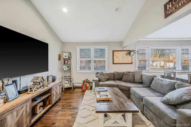 $625,000 | 792 Frankford Road, West Babylon, NY 11704