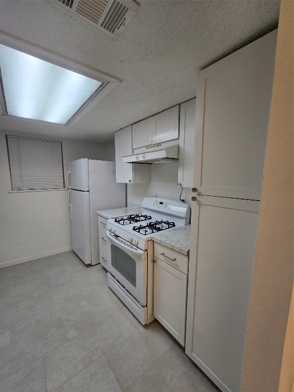 506 Corvette Lane Houston, TX 77060 - Photo 5 of 5 a kitchen with a stove and a refrigerator