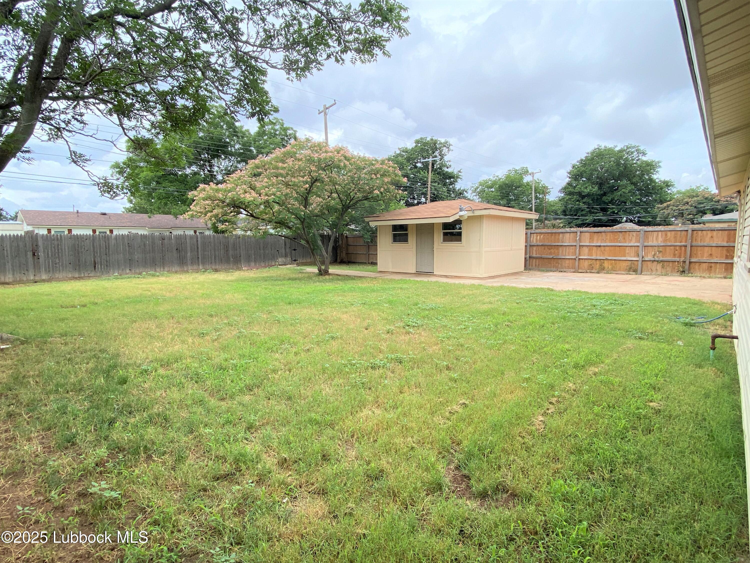 5207 39th Street Lubbock, TX 79414 - Photo 8 of 20 a backyard of a house with lots of green space