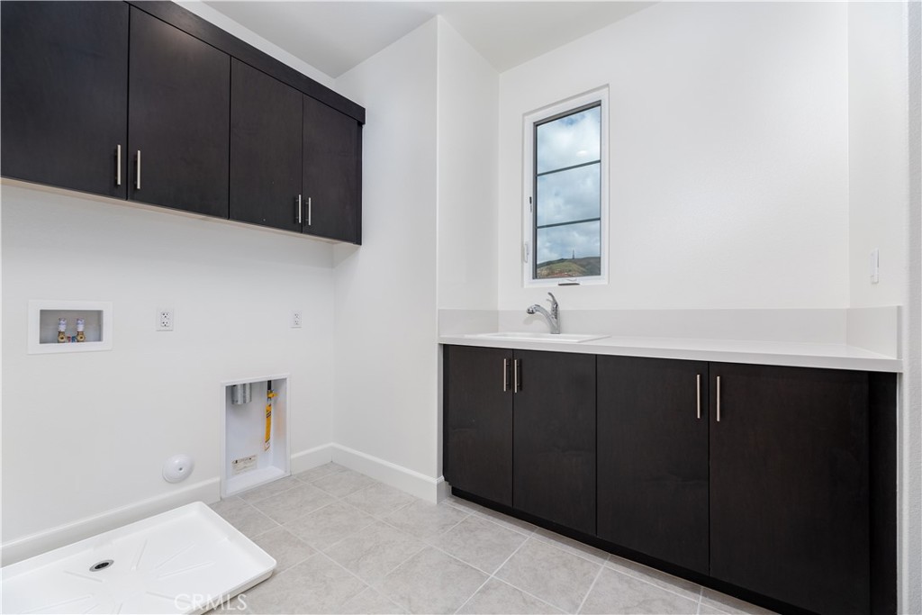 108 Coldwater Irvine, CA 92602 - Photo 17 of 36 a bathroom with a sink vanity and mirror