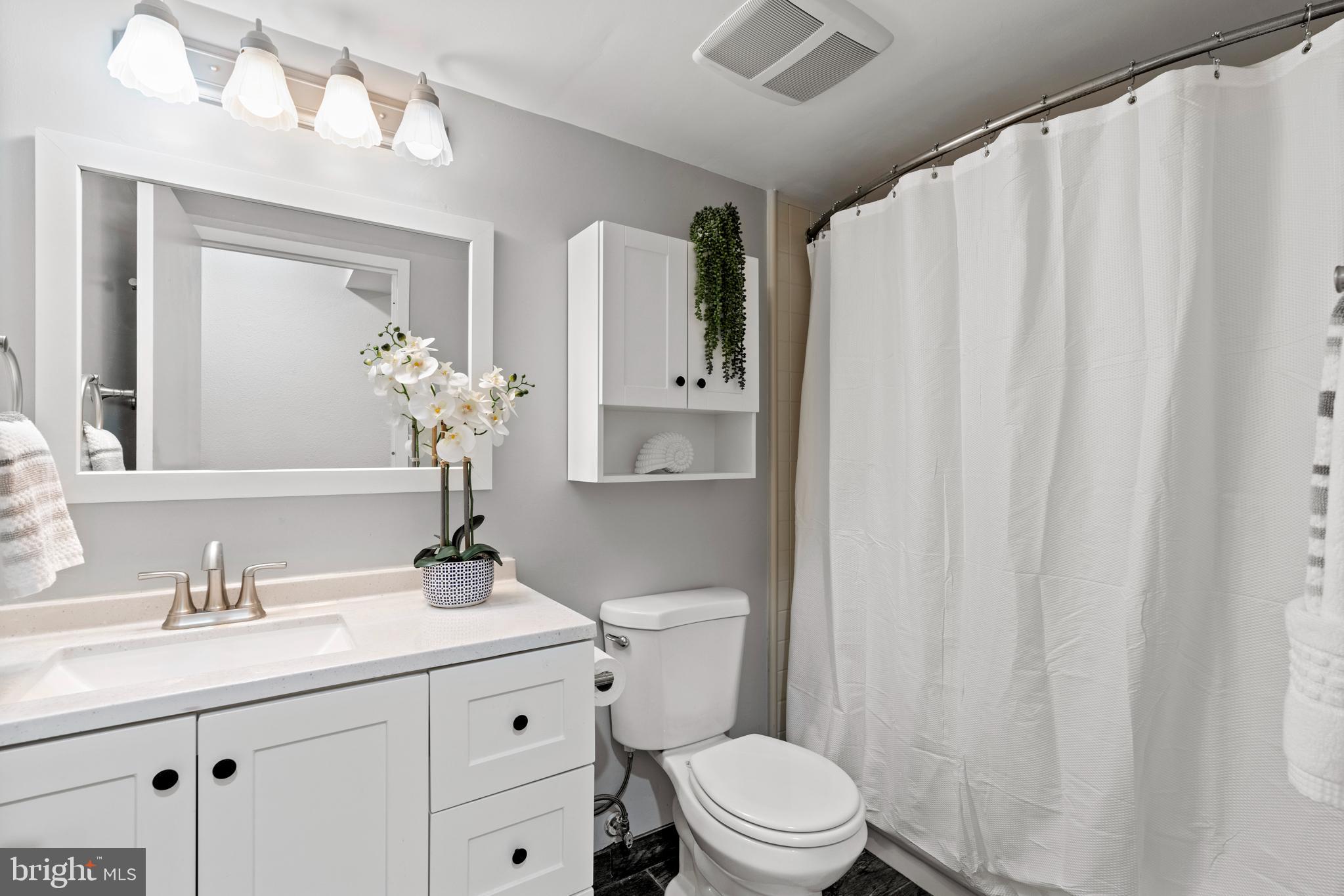 11212 Chestnut Grove Square, Unit 116 Reston, VA 20190 - Photo 23 of 36 Primary Bathroom