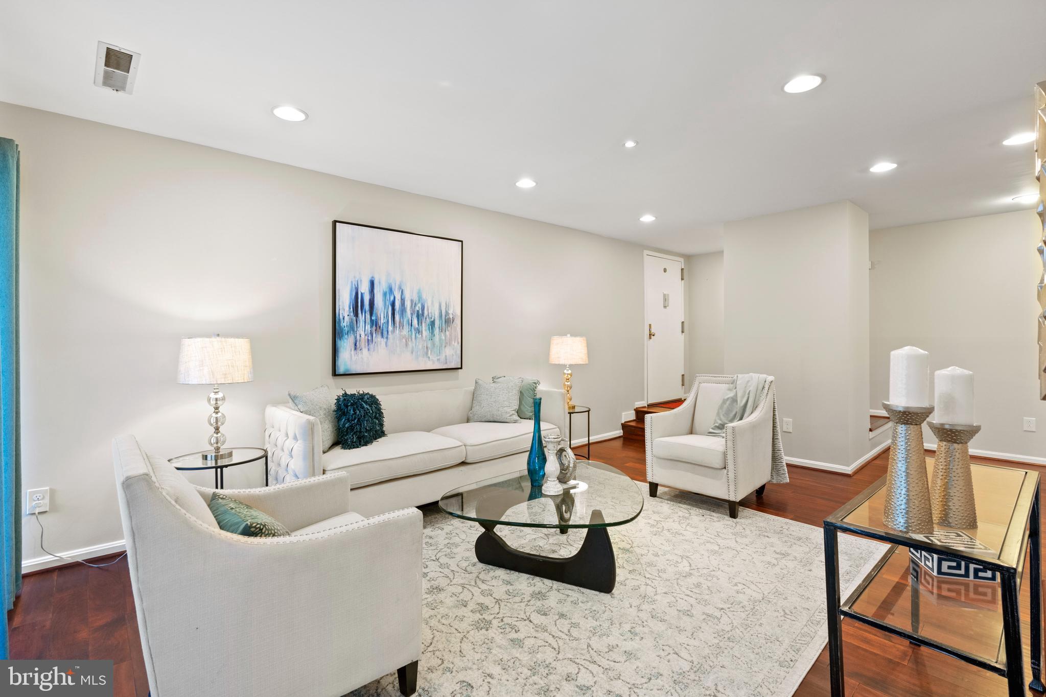 11212 Chestnut Grove Square, Unit 116 Reston, VA 20190 - Photo 5 of 36 Living Room