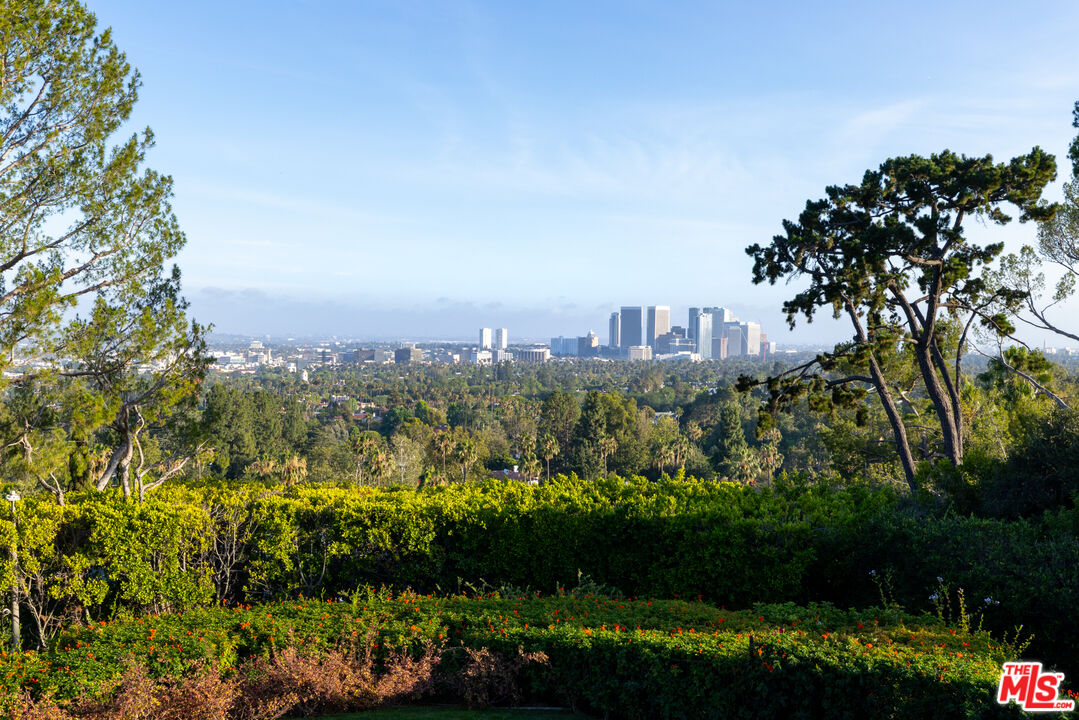 1122 La Altura Road Beverly Hills, CA 90210 - Photo 2 of 44
