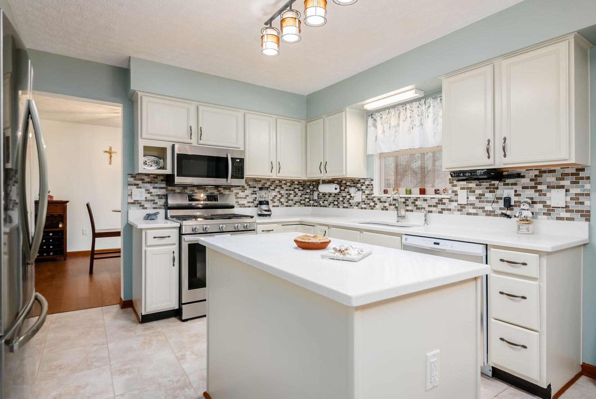 5581 Seapine Road Hilliard, OH 43026 - Photo 13 of 58 Kitchen - 12'2" x 11'0" - Stainless Steel Appliances, Pantry, Island, Quartz Countertops