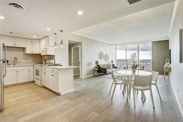 $2,500 | 1801 Lavaca Street, Unit 11F, Austin, TX 78701