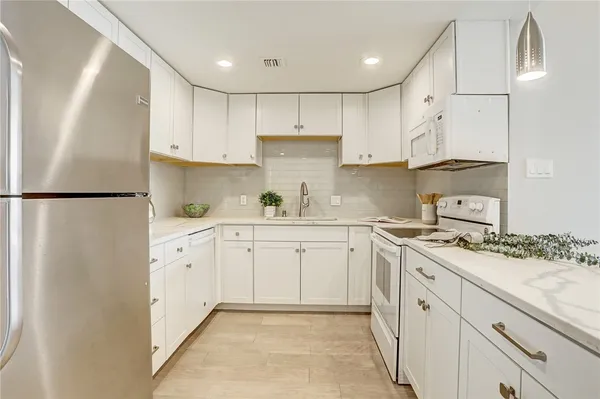 $2,500 | 1801 Lavaca Street, Unit 11F, Austin, TX 78701