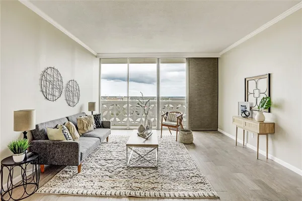 $2,500 | 1801 Lavaca Street, Unit 11F, Austin, TX 78701