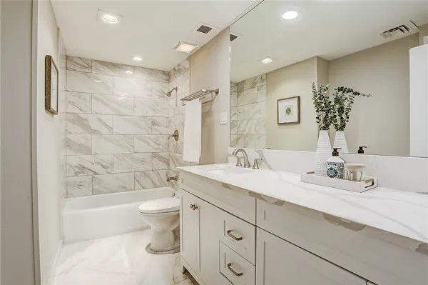 $2,500 | 1801 Lavaca Street, Unit 11F, Austin, TX 78701