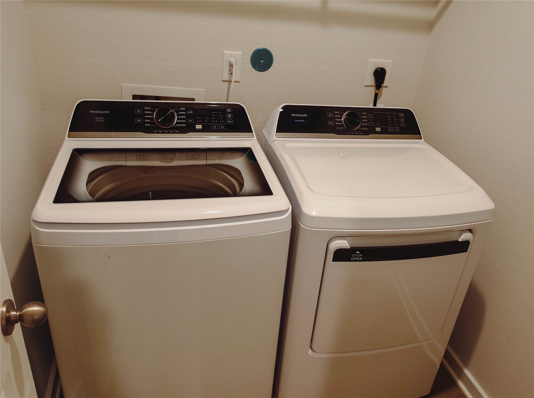 16 Courageous Way Magnolia, TX 77354 - Photo 7 of 19 a close up view of washer and dryer