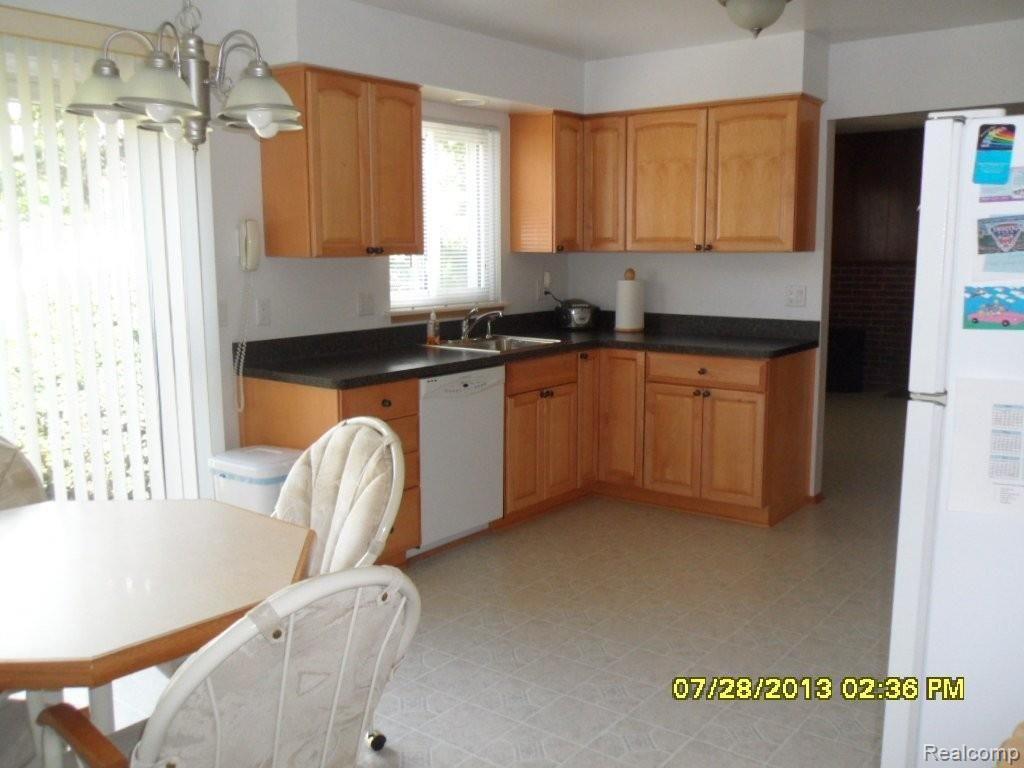 26110 Shell Court Warren, MI 48091 - Photo 3 of 15 kit3.JPG
