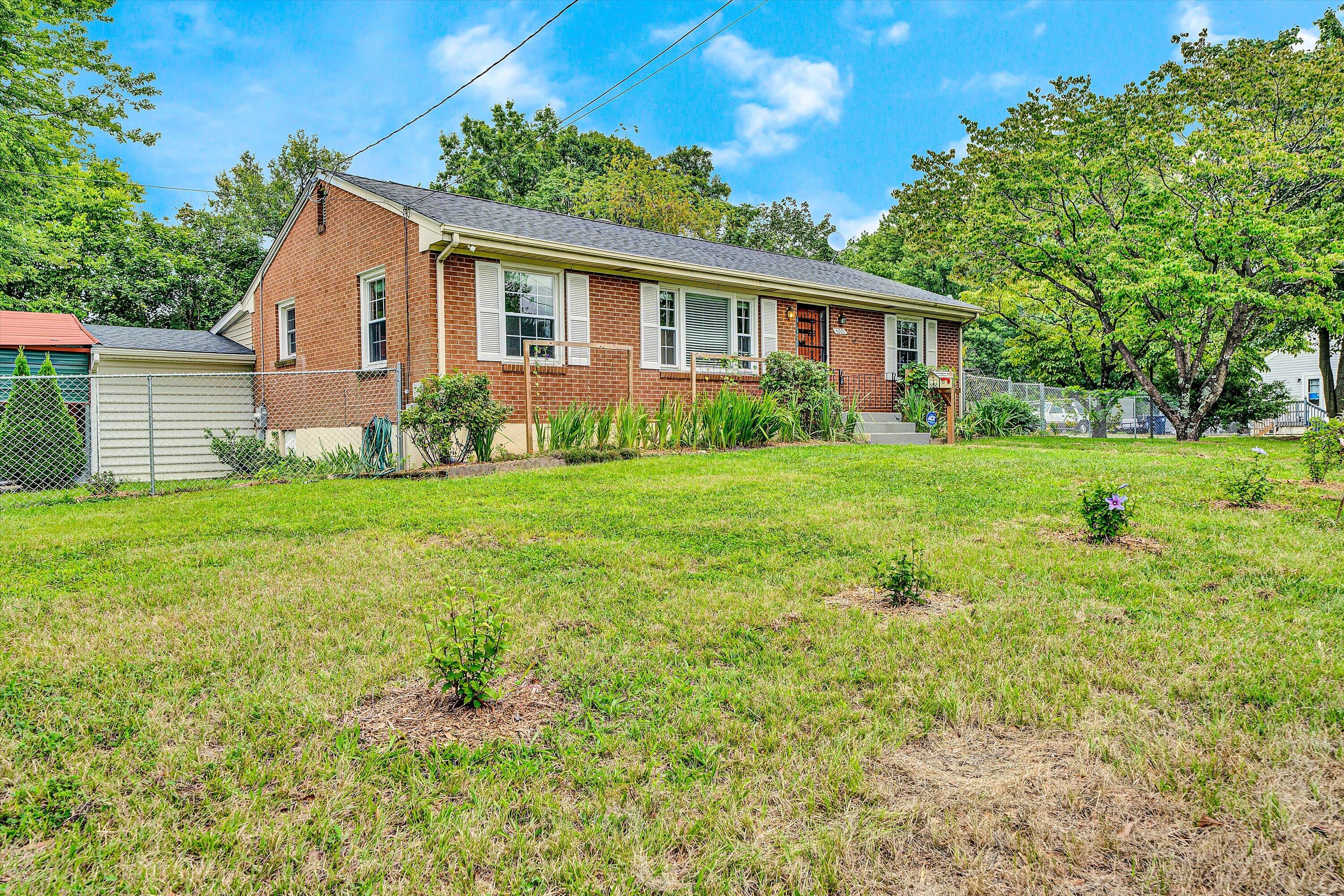 a view of a house with backyard and garden