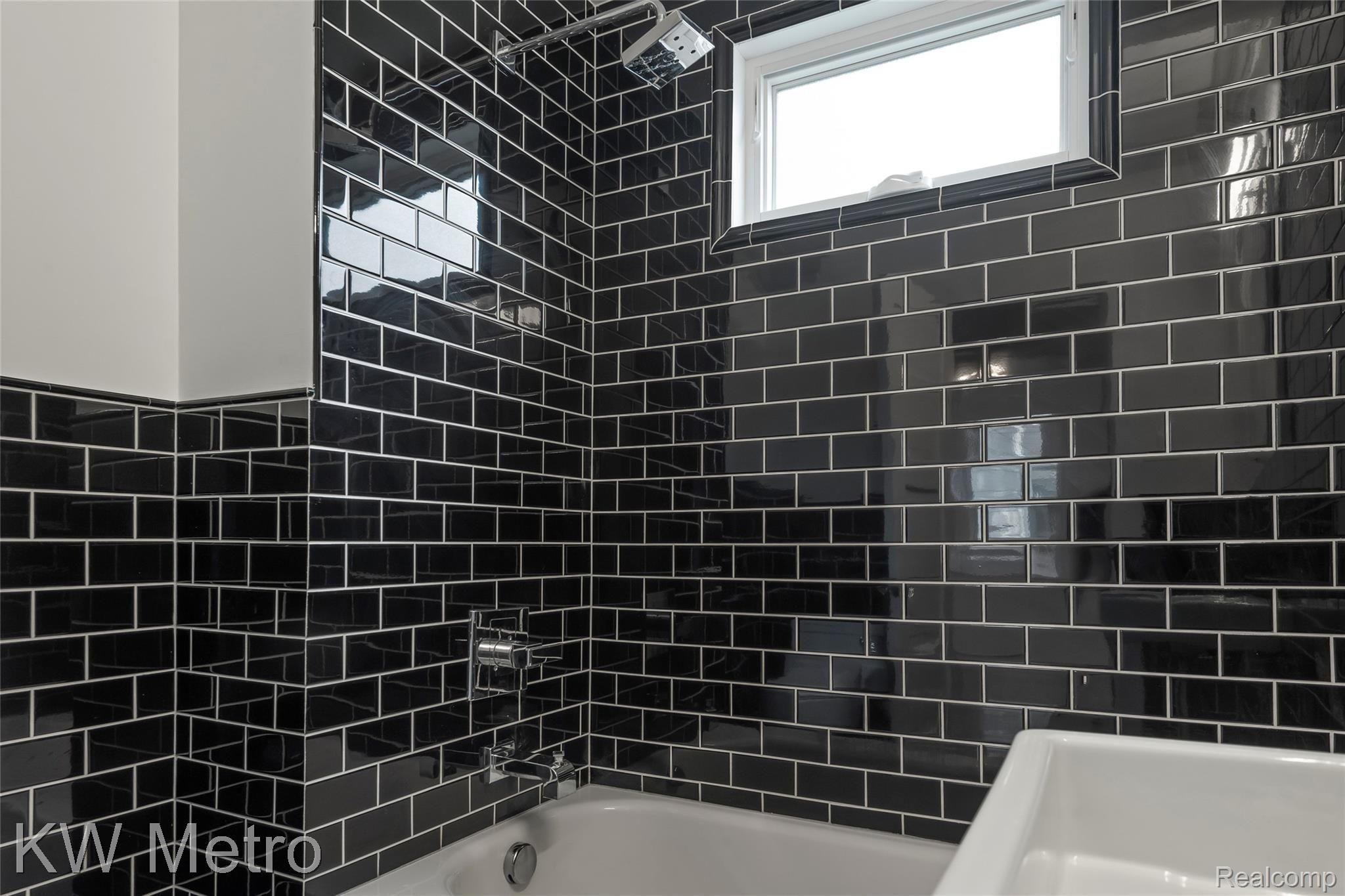 909 Princeton Road Berkley, MI 48072 - Photo 23 of 33 Bathroom